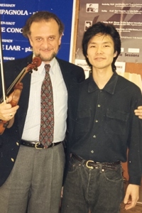 With student Ken Aiso (currently leader of the Or-ra of the Age of the Enlightement, London) in his studio at SMU, Dallas, 1991